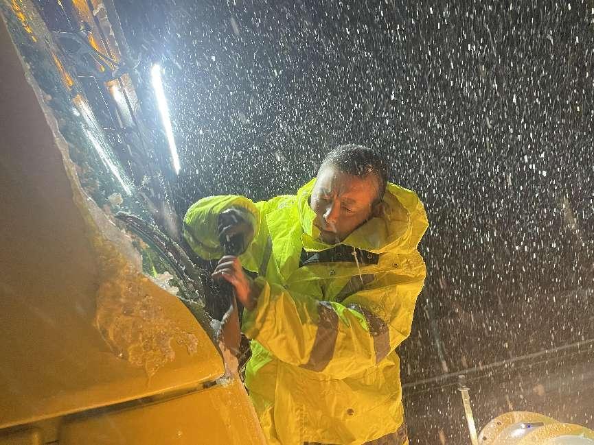 安徽交控集团六安西中心党员干部职工奋战在除雪铲冰一线