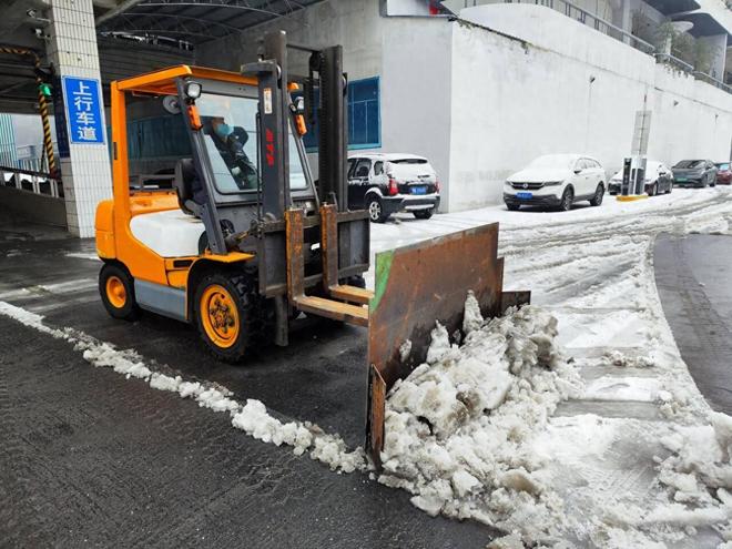 小节能大降耗：巧改叉车成铲雪神器 为民生平安出行助力